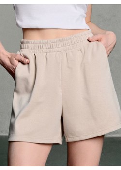 Sinsay - Szorty dresowe soft touch - beżowy ze sklepu Sinsay w kategorii Szorty - zdjęcie 185811930
