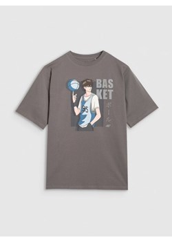 Chłopięcy t-shirt oversize z nadrukiem 4F 4FJRAW25TTSHM3062 - szary - id: 330038 - marki 4f Junior - 185812213 Chłopięcy t-shirt oversize z nadrukiem 4F 4FJRAW25TTSHM3062 - szary ze sklepu Sportstylestory.com w kategorii T-shirty chłopięce - zdjęcie 185812213