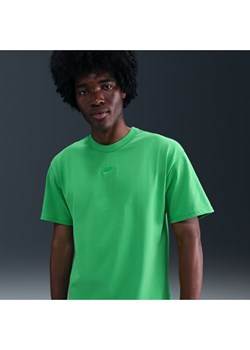 T-shirt męski Nike Sportswear Premium Essentials - Zieleń ze sklepu Nike poland w kategorii T-shirty męskie - zdjęcie 185819254
