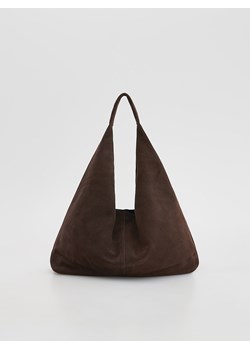 Reserved - Zamszowa torebka hobo - ciemnobrązowy ze sklepu Reserved w kategorii Torebki hobo - zdjęcie 185829052