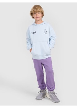 Chłopięce spodnie dresowe joggery 4F 4FJRAW25TTROM1605 - fioletowe ze sklepu Sportstylestory.com w kategorii Spodnie chłopięce - zdjęcie 185837383