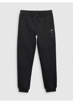 Chłopięce spodnie dresowe joggery 4F 4FJRAW25TTROM1663 - czarne ze sklepu Sportstylestory.com w kategorii Spodnie chłopięce - zdjęcie 185837410