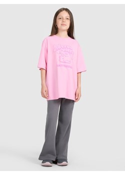 Dziewczęcy t-shirt oversize z nadrukiem 4F 4FJRAW25TTSHF3197 - różowy ze sklepu Sportstylestory.com w kategorii Bluzki dziewczęce - zdjęcie 185837620