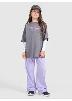 Dziewczęcy t-shirt oversize z nadrukiem 4F 4FJRAW25TTSHF3200 - szary ze sklepu Sportstylestory.com w kategorii Bluzki dziewczęce - zdjęcie 185837674