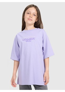 Dziewczęcy t-shirt oversize z nadrukiem 4F 4FJRAW25TTSHF3200 - fioletowy ze sklepu Sportstylestory.com w kategorii Bluzki dziewczęce - zdjęcie 185837681