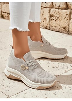 Damskie sneakersy Royalfashion Selene – wygodne białe buty na płaskiej podeszwie ze sklepu royalfashion.pl w kategorii Buty sportowe damskie - zdjęcie 185838554