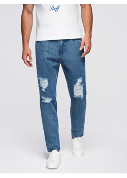 Jeansowe spodnie męskie CARROT FIT z przetarciami – niebieskie V2 OM-PADP-0250 ze sklepu ombre w kategorii Jeansy męskie - zdjęcie 185843380