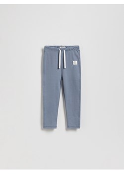 Reserved - Bawełniane legginsy z naszywką - niebieski ze sklepu Reserved w kategorii Spodnie chłopięce - zdjęcie 185847573