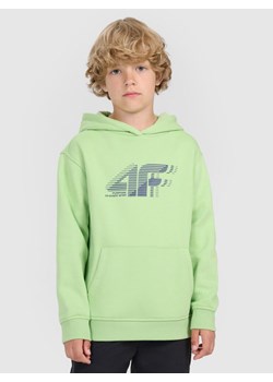 Chłopięca bluza nierozpinana z kapturem 4F 4FJRAW25TSWSM2414 - zielona ze sklepu Sportstylestory.com w kategorii Bluzy chłopięce - zdjęcie 185854801