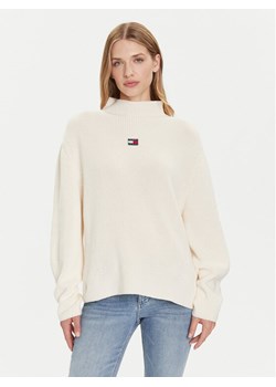 Tommy Jeans Sweter Badge DW0DW21676 Écru Relaxed Fit ze sklepu MODIVO w kategorii Swetry damskie - zdjęcie 185868700