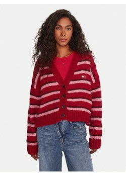 Tommy Jeans Kardigan Badge DW0DW21678 Czerwony Relaxed Fit ze sklepu MODIVO w kategorii Swetry damskie - zdjęcie 185869132
