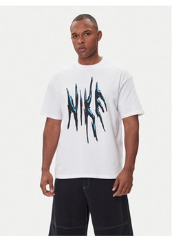 Nike T-Shirt HV6692 100 Biały Loose Fit ze sklepu MODIVO w kategorii T-shirty męskie - zdjęcie 185869161