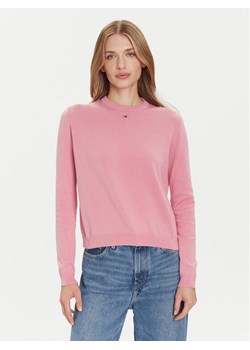 Tommy Jeans Sweter Essential DW0DW20159 Różowy Regular Fit ze sklepu MODIVO w kategorii Swetry damskie - zdjęcie 185869581
