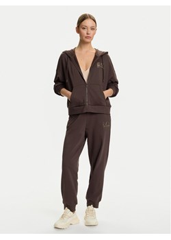 EA7 Emporio Armani Dres 7W000420 AF12473 U6063 Brązowy Relaxed Fit ze sklepu MODIVO w kategorii Dresy damskie - zdjęcie 185869600