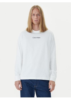 Calvin Klein Longsleeve Standard Logo LV04LD232G Biały Relaxed Fit ze sklepu MODIVO w kategorii T-shirty męskie - zdjęcie 185869752