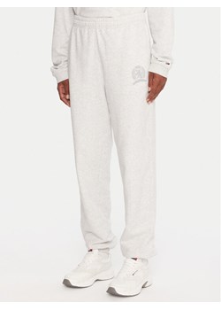 Tommy Jeans Spodnie dresowe DW0DW21702 Szary Regular Fit ze sklepu MODIVO w kategorii Spodnie damskie - zdjęcie 185869853