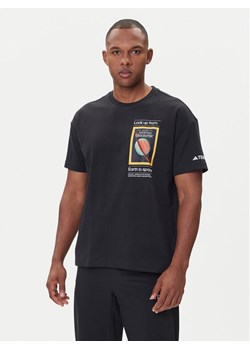 adidas T-Shirt National Geographic JD5964 Czarny Loose Fit ze sklepu MODIVO w kategorii T-shirty męskie - zdjęcie 185869880