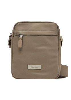 Calvin Klein Saszetka Sleek Reporter LV04D3180G Beżowy ze sklepu MODIVO w kategorii Torby męskie - zdjęcie 185869881