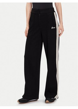 Guess Spodnie dresowe V5BB16 KCX52 Czarny Wide Leg ze sklepu MODIVO w kategorii Spodnie damskie - zdjęcie 185870720
