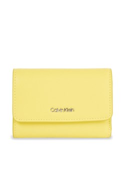 Calvin Klein Mały Portfel Damski Ck Must Small Trifold K60K611934 Żółty ze sklepu MODIVO w kategorii Portfele damskie - zdjęcie 185870842