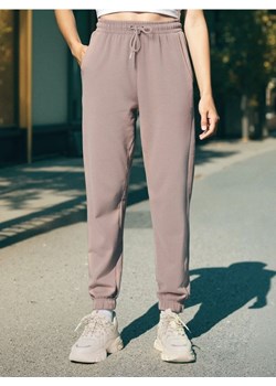 Sinsay - Spodnie dresowe jogger - beżowy - id: 466EY-80X - marki Sinsay - 185883330 Sinsay - Spodnie dresowe jogger - beżowy ze sklepu Sinsay w kategorii Spodnie damskie - zdjęcie 185883330