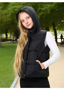 Sinsay - Pikowana kamizelka z kapturem - czarny - id: 668EI-99X - marki Sinsay - 185883344 Sinsay - Pikowana kamizelka z kapturem - czarny ze sklepu Sinsay w kategorii Kamizelki dziewczęce - zdjęcie 185883344