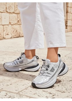 Royalfashion Sportowe sneakersy damskie na grubszej podeszwie Roality ze sklepu royalfashion.pl w kategorii Buty sportowe damskie - zdjęcie 185885541