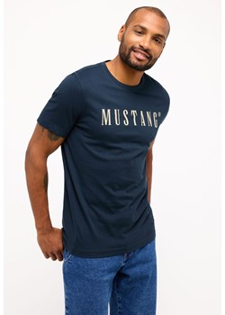 MĘSKA KOSZULKA MUSTANG T-shirt LOGO NADRUK Austin Carbon 1014695 4135 ze sklepu YouNeedit.pl w kategorii T-shirty męskie - zdjęcie 185886491