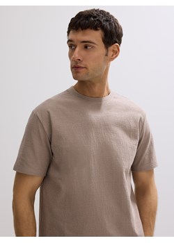 Reserved - Strukturalny t-shirt comfort fit - brązowy ze sklepu Reserved w kategorii T-shirty męskie - zdjęcie 185888532