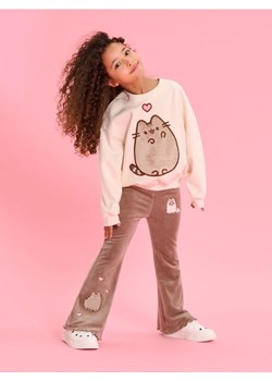 Sinsay - Spodnie flare z falbanami i naszywkami Pusheen - brązowy - id: 162GA-88X - marki Sinsay - 185894624 Sinsay - Spodnie flare z falbanami i naszywkami Pusheen - brązowy ze sklepu Sinsay w kategorii Spodnie dziewczęce - zdjęcie 185894624