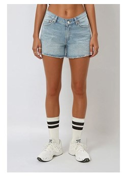 Weekday Szorty dżinsowe w kolorze błękitnym ze sklepu Limango Polska w kategorii Szorty - zdjęcie 185905260