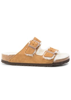 Kapcie Birkenstock Arizona Fur 1001135 Brązowy ze sklepu eobuwie.pl w kategorii Klapki damskie - zdjęcie 185908523