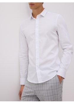 Reserved - Gładka koszula super slim fit - biały ze sklepu Reserved w kategorii Koszule męskie - zdjęcie 185921332