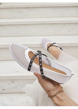 Baleriny Royalfashion Calista Bianca – siateczkowe białe buty damskie z czarnymi paskami ze sklepu royalfashion.pl w kategorii Balerinki - zdjęcie 185923251
