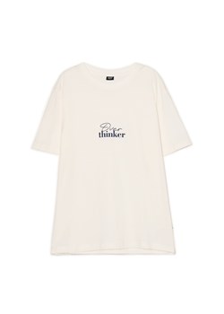 Cropp - Kremowa koszulka z napisem - kremowy ze sklepu Cropp w kategorii T-shirty męskie - zdjęcie 185924601
