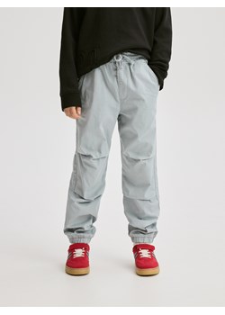 Reserved - Bawełniane spodnie jogger - jasnoszary - id: 109BF-09X - marki Reserved - 185929972 Reserved - Bawełniane spodnie jogger - jasnoszary ze sklepu Reserved w kategorii Spodnie chłopięce - zdjęcie 185929972