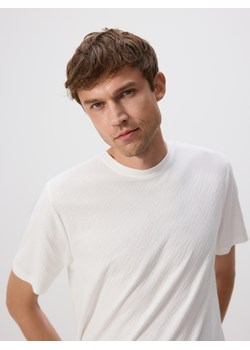 Reserved - Strukturalny t-shirt regular - złamana biel ze sklepu Reserved w kategorii T-shirty męskie - zdjęcie 185932962