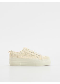 Reserved - Sneakersy na wyższej podeszwie - złamana biel ze sklepu Reserved w kategorii Trampki damskie - zdjęcie 185935262