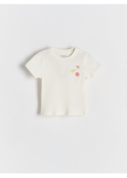 Reserved - Prążkowany t-shirt z haftem - złamana biel ze sklepu Reserved w kategorii Bluzki dziewczęce - zdjęcie 185935533