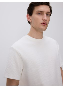 Reserved - Strukturalny t-shirt comfort fit - złamana biel ze sklepu Reserved w kategorii T-shirty męskie - zdjęcie 185936374