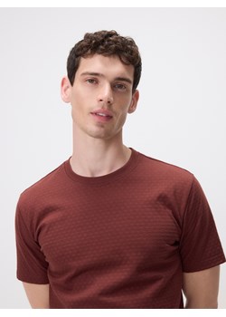 Reserved - Strukturalny t-shirt regular fit - ciemnobrązowy ze sklepu Reserved w kategorii T-shirty męskie - zdjęcie 185936762