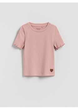 Reserved - Prążkowany t-shirt z haftem - różowy ze sklepu Reserved w kategorii Bluzki dziewczęce - zdjęcie 185937951