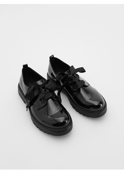 Reserved - Lakierowane loafersy - czarny ze sklepu Reserved w kategorii Półbuty dziecięce - zdjęcie 185940481