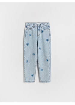 Reserved - Jeansy mom fit z aplikacjami 3D - niebieski ze sklepu Reserved w kategorii Spodnie dziewczęce - zdjęcie 185946191
