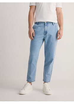 Reserved - Jeansy carrot fit - niebieski - id: YQ343-50J - marki Reserved - 185950504 Reserved - Jeansy carrot fit - niebieski ze sklepu Reserved w kategorii Jeansy męskie - zdjęcie 185950504