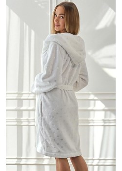 Krótki szlafrok damski z kapturem biały 2550 Amira, Kolor biały, Rozmiar XL, L&L - id: 216927 - marki L&L - 185961153 Krótki szlafrok damski z kapturem biały 2550 Amira, Kolor biały, Rozmiar XL, L&L ze sklepu Primodo w kategorii Szlafroki damskie - zdjęcie 185961153