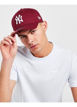 NEW ERA CZAPKA LEAGUE ESSENTIAL 9FORTY NYY PURPLE NEW YORK Y - id: 80636012 - marki New Era - 185973840 NEW ERA CZAPKA LEAGUE ESSENTIAL 9FORTY NYY PURPLE NEW YORK Y ze sklepu JD Sports  w kategorii Czapki z daszkiem męskie - zdjęcie 185973840