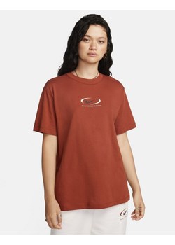 NIKE T-SHIRT NSW TEE BF PRNT SWSH ze sklepu JD Sports  w kategorii Bluzki damskie - zdjęcie 185976093