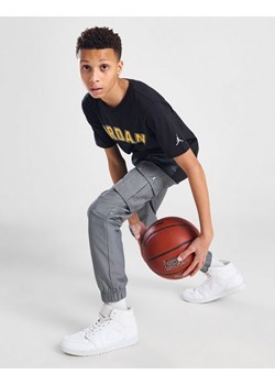 JORDAN SPODNIE WVN JMPN CRGO GRY/WH B ze sklepu JD Sports  w kategorii Spodnie chłopięce - zdjęcie 185977054