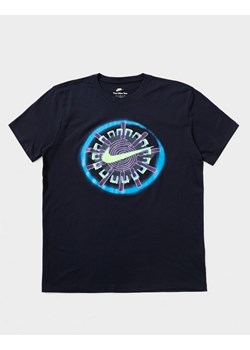 NIKE T-SHIRT U NSW TEE OC FESTIVAL ze sklepu JD Sports  w kategorii T-shirty męskie - zdjęcie 185984350